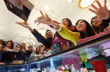 三个大屌操一个女人免费视频中国人依然爱赴日旅游 消费已由爆买转向网购